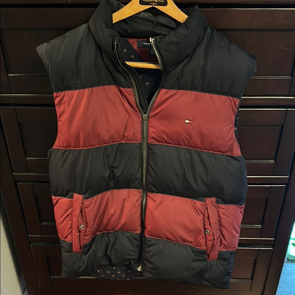 Tommy Hilfiger Men's Black and Red Puffer Vest
